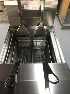 Deux pots, quatre paniers, chauffage au gaz, friteuses ouvertes, filtration à l'huile.