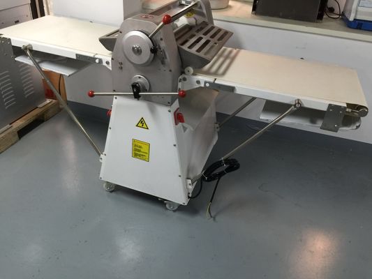 Machine de pressage à feuille de pâte à rouleaux de 520 mm pour une préparation rapide et facile de la pâte