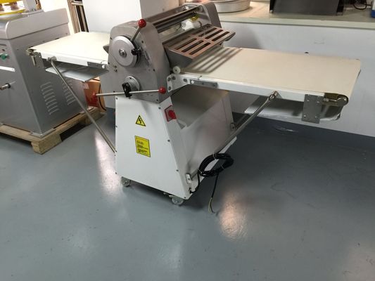 Machine de pressage à feuille de pâte à rouleaux de 520 mm pour une préparation rapide et facile de la pâte