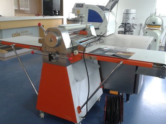 Machine de pressage à feuille de pâte à rouleaux de 520 mm pour une préparation rapide et facile de la pâte